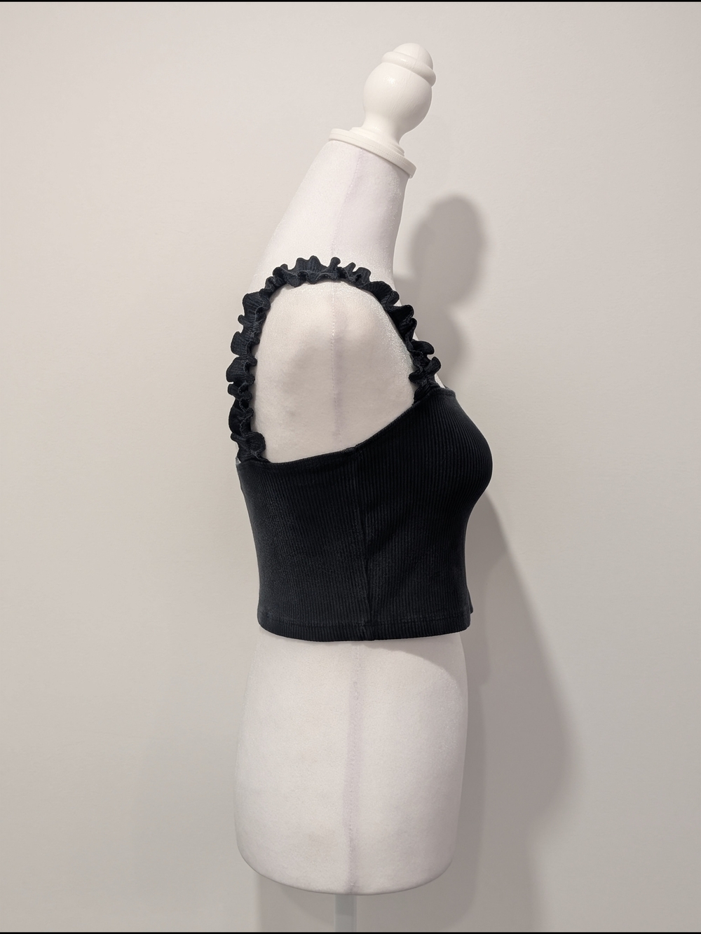 Sunday Best Black Ribbed Crop Top with Ruffled Straps - Picture 4 of 12